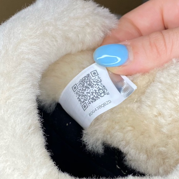 Brand NEW Black Buckled Uggs - Picture 7 of 9